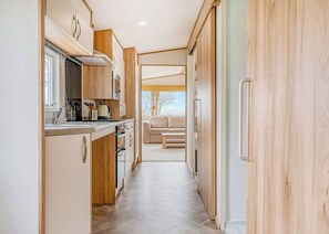 Frigorífico, horno, placa de cocina y tostadora