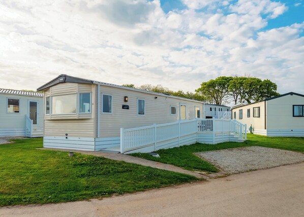 Exterior - Comfortable spacious caravan with one double and one twin. (Nr St Austell)