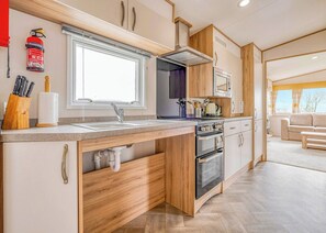 Fridge, oven, stovetop, toaster - Comfortable spacious caravan with one double and one twin. (Nr St Austell)