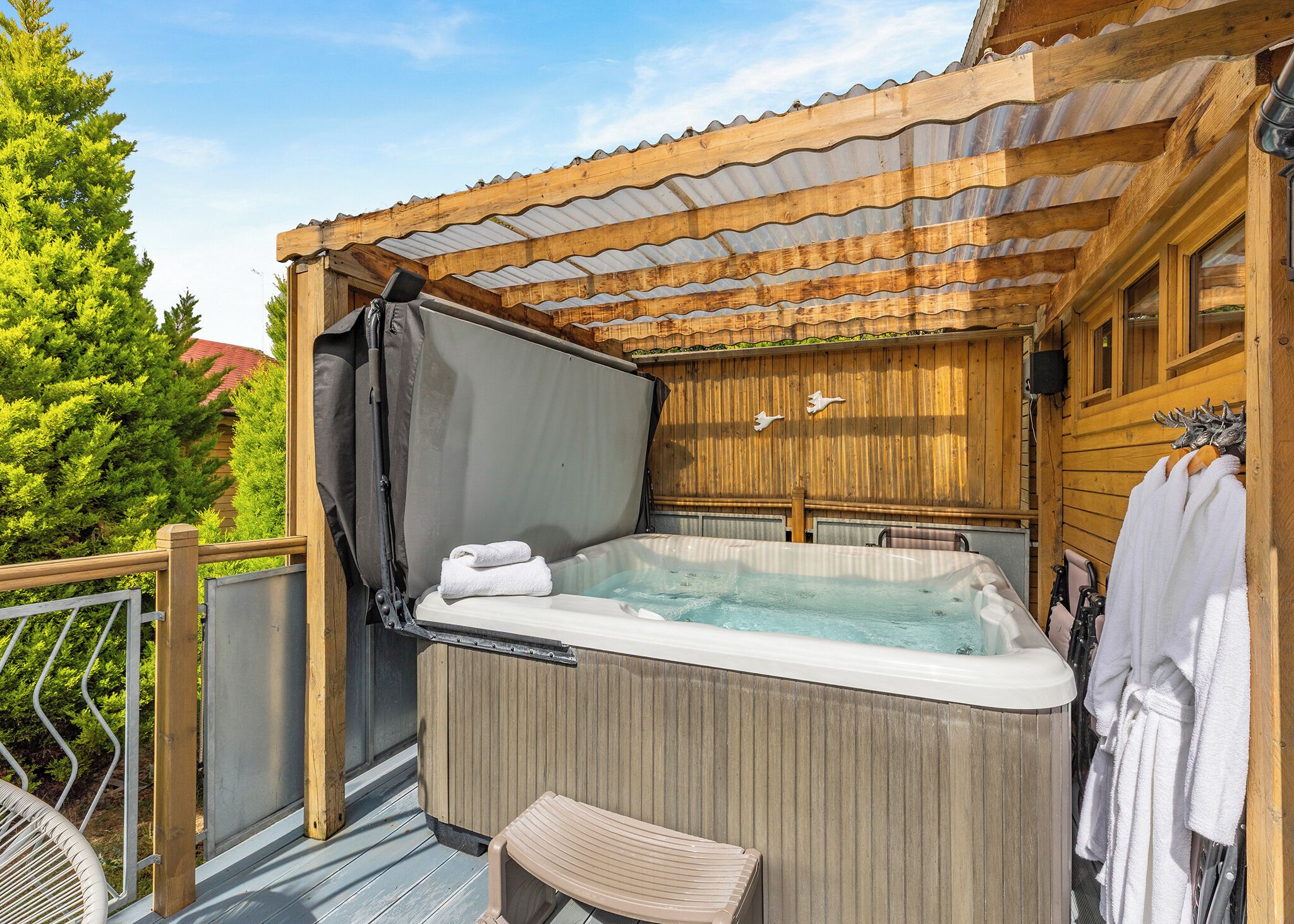 Outdoor spa tub