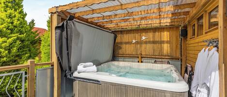 Outdoor spa tub