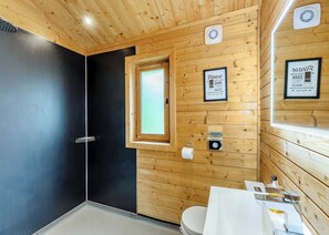 Bathroom - 1 bedroom accommodation in Ellesmere (Ellesmere)