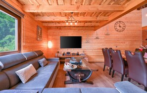 Smart TV, stereo - Amazing home in Grabrovnik with sauna (Grabrovnik)