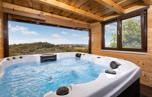 Indoor spa tub - Amazing home in Grabrovnik with sauna (Grabrovnik)
