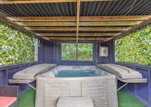 Indoor spa tub
