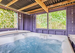 Indoor spa tub