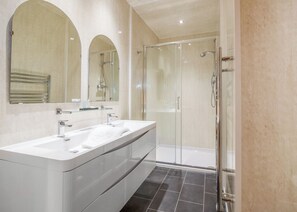 Bathroom - 3 bedroom accommodation in Millom (Millom)