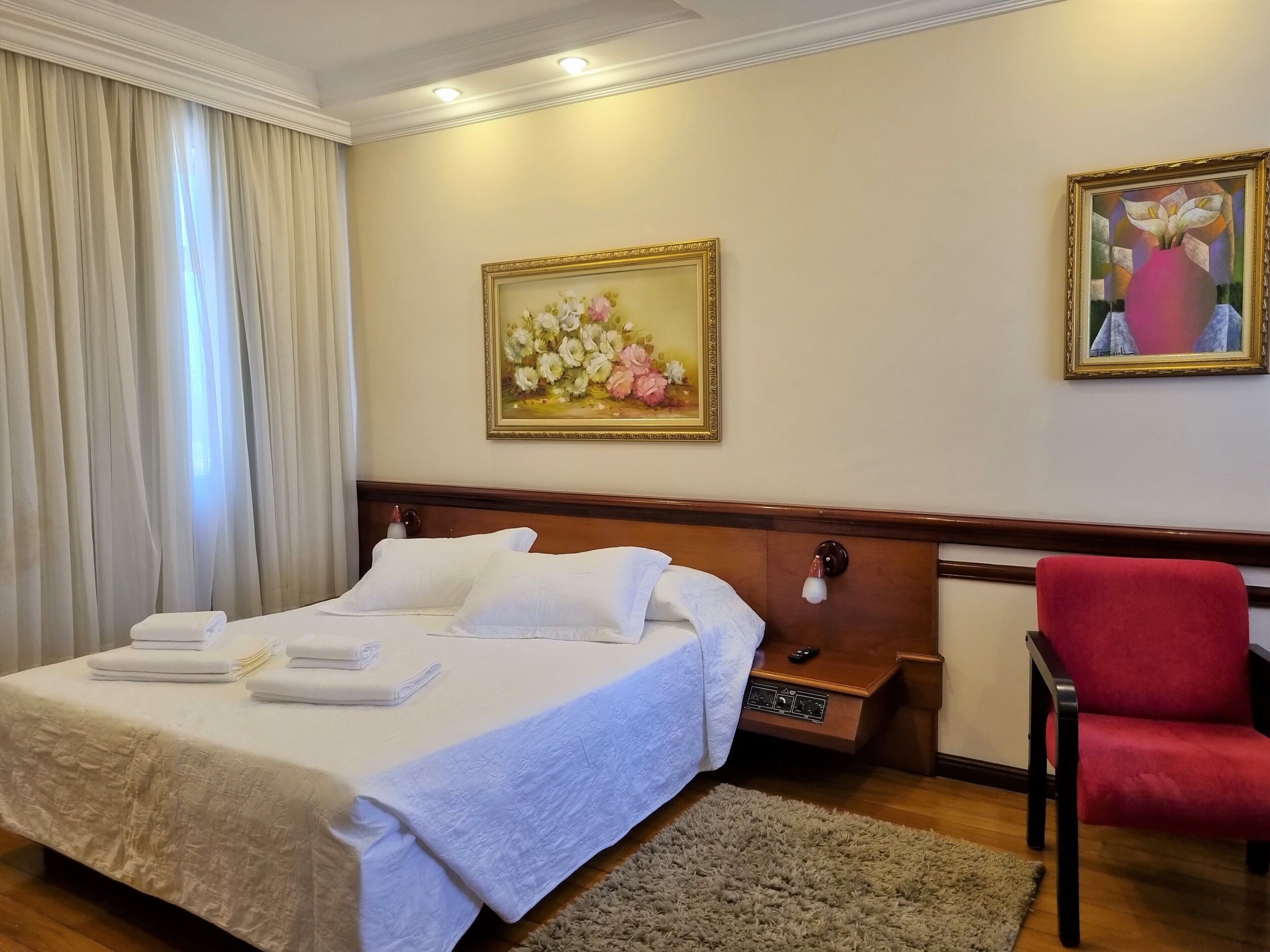 Quarto luxo | Frigobar, escrivaninha, espaço de trabalho para notebook