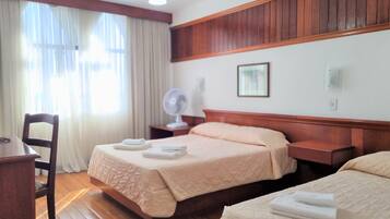 Quarto standard, 1 cama de casal | Frigobar, escrivaninha, espaço de trabalho para notebook