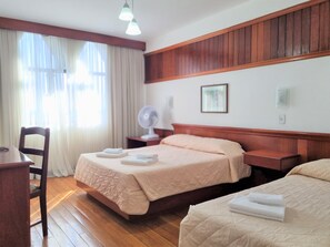 Minibar, escritorio, espacio para trabajar con laptop y wifi gratis 