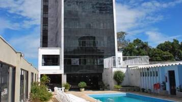Piscina externa, espreguiçadeiras