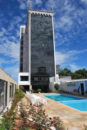 Outdoor pool, sun loungers - Lucape Palace Hotel (Barbacena)