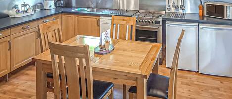 Fridge, oven, stovetop, dishwasher