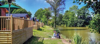 Lakeside Willow Lodge