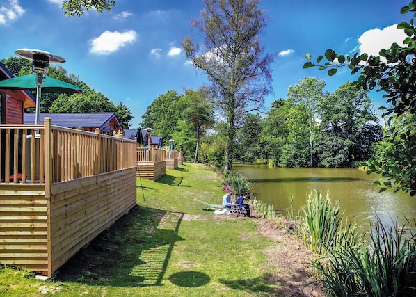 Property grounds - Lakeside Willow Lodge (Cullompton)