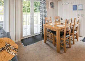 Dining - 1 bedroom accommodation in Milford-on-Sea, Nr Lymington (Milford-on-Sea, Nr Lymington)