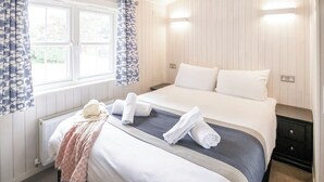 Unclassified image, 5 of 7, button - 2 bedroom accommodation in Milford-on-Sea, Nr Lymington (Milford-on-Sea, Nr Lymington)