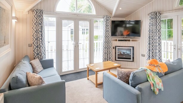 Unclassified image, 1 of 7, button - 2 bedroom accommodation in Milford-on-Sea, Nr Lymington (Milford-on-Sea, Nr Lymington)