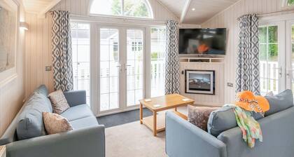 2 bedroom accommodation in Milford-on-Sea, Nr Lymington