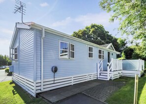 Exterior - 2 bedroom accommodation in Milford-on-Sea, Nr Lymington (Milford-on-Sea, Nr Lymington)
