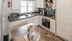 Unclassified image, 2 of 7, button - 2 bedroom accommodation in Milford-on-Sea, Nr Lymington (Milford-on-Sea, Nr Lymington)