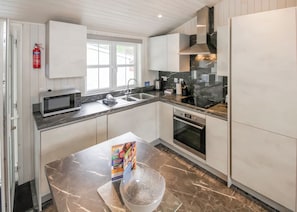 Een koelkast, een oven, een kookplaat, een vaatwasser