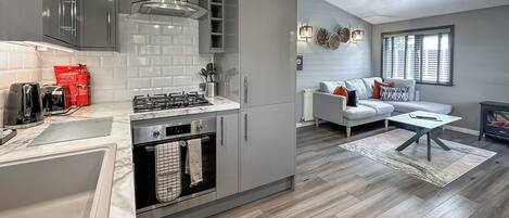 Réfrigérateur, four, plaque de cuisson, grille-pain