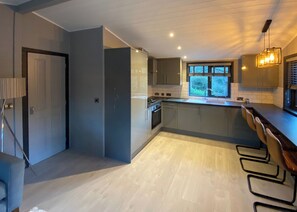 Oven, freezer - Traditional pine lodge with a modern twist. (Snowdonia)