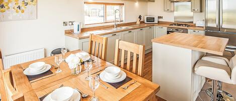 Een koelkast, een oven, een kookplaat, een vaatwasser