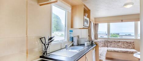 Frigorifero, forno, piano cottura, tostapane