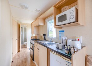 Een koelkast, een oven, een kookplaat, een broodrooster