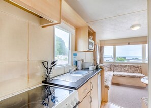 Kylskåp, ugn, spishäll och brödrost