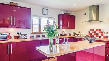 Fridge, oven, stovetop, dishwasher