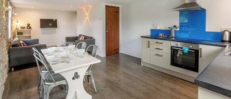 Réfrigérateur, four, plaque de cuisson, grille-pain