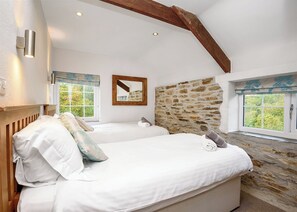 2 bedrooms, free WiFi - We’ve fused the traditional and the modern together to create Granary Cottage. (Watergate, Looe)