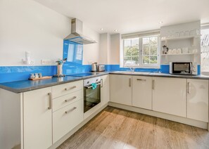 Fridge, oven, stovetop, toaster - We’ve fused the traditional and the modern together to create Granary Cottage. (Watergate, Looe)