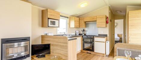 Een koelkast, een oven, een kookplaat, een broodrooster