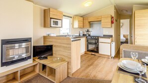 Fridge, oven, stovetop, toaster - 2 bedroom accommodation in Mablethorpe (Mablethorpe)