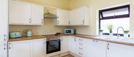 Frigorifero, forno, piano cottura, lavastoviglie