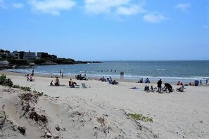 Playa en los alrededores, camastros y toallas de playa 