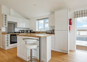 Unclassified image, 3 of 9, button - New in 2017. Spacious and luxurious lodge. (Carnmenellis, Nr Falmouth)