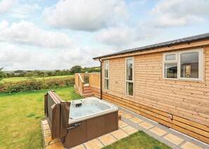 Outdoor spa tub - New in 2017. Spacious and luxurious lodge. (Carnmenellis, Nr Falmouth)