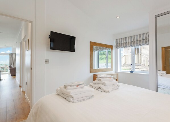 Unclassified image, 1 of 9, button - New in 2017. Spacious and luxurious lodge. (Carnmenellis, Nr Falmouth)