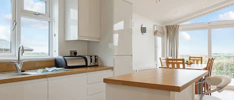 冷蔵庫、オーブン、コンロ、食器洗い機