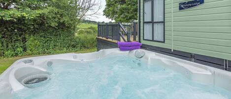 Bañera de hidromasaje al aire libre