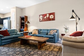 Smart TV, stereo - Upscale Condo | Min from Shopping and Restaurants (Mesa)