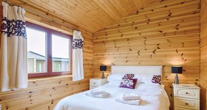 This luxurious lodge is the perfect retreat for spoiling someone special.