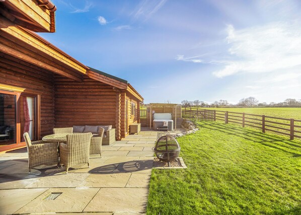 Outdoor dining - Deluxe and spacious lodge finished to the highest standard. (Constable Burton)