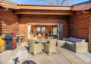 Outdoor dining - Deluxe and spacious lodge finished to the highest standard. (Constable Burton)