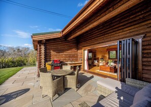 Outdoor dining - Deluxe and spacious lodge finished to the highest standard. (Constable Burton)